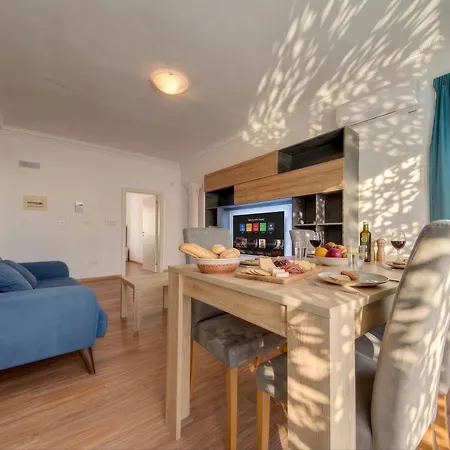 Seaview 4bd & Penthouse With Jacuzzi * سليمة